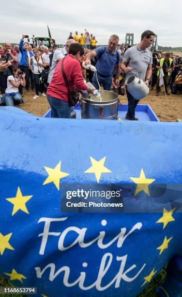 Grande mobilisation des éleveurs et agriculteurs à l'appel de la FUGEA pour dénoncer les accords internationaux jugés "nocifs" pour l'agriculture et...