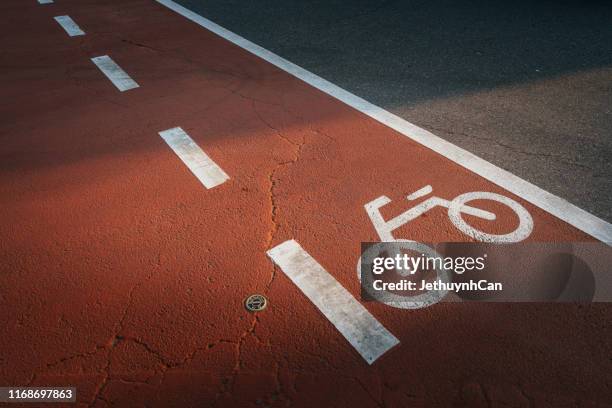 high angle view of bicycle sign on road - carril para ciclistas fotografías e imágenes de stock