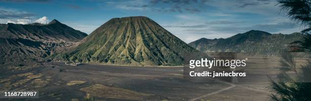 vulkaan bromo. indonesisch landschap - bromo tengger semeru national park stockfoto's en -beelden