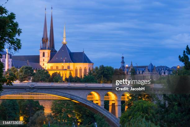 centro de luxemburgo por la noche - ciudad de luxemburgo fotografías e imágenes de stock