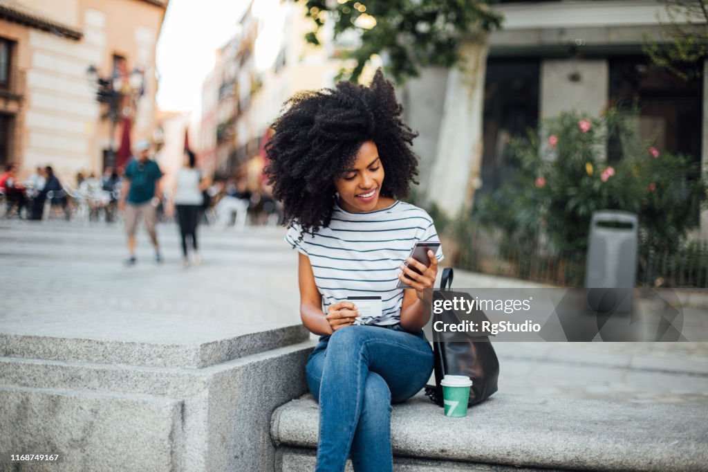 Schöne Mädchen Online-Shopping auf der Straße