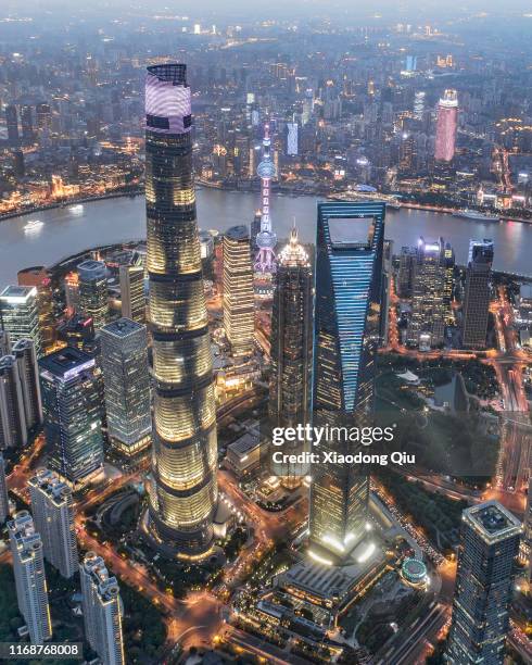 shanghai at dusk - lujiazui stock-fotos und bilder