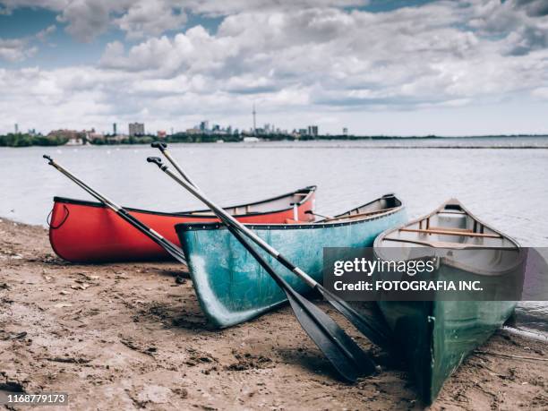 panorama mit kanus der innenstadt von toronto - fotografia fotos stock-fotos und bilder