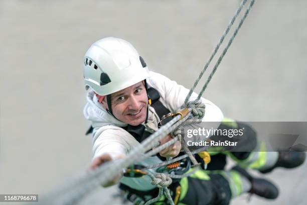 travailleur ge rope access - rope high rescue photos et images de collection
