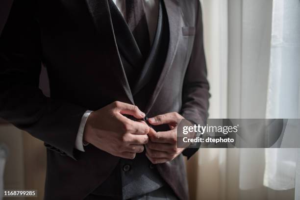 en brudgum förbereder sig för att gifta sig med hans livs kärlek - man with cravat bildbanksfoton och bilder