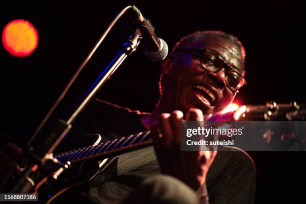 de grote zanger-soul, jazz en funk - gitarist stockfoto's en -beelden