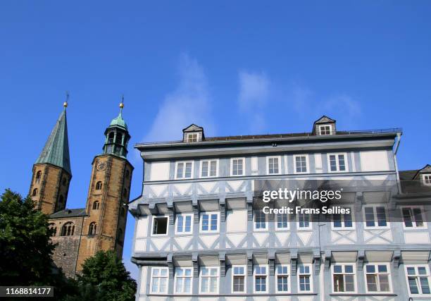 schuhhof square and market church (marktkirche), goslar, germany - goslar stockfoto's en -beelden