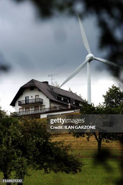 Photo prise le 02 août 2006 à Freiamt d'une habitation à proximité d'une éolienne. Hannelore Reinbold-Mench, le maire de Freiamt, est fière de...