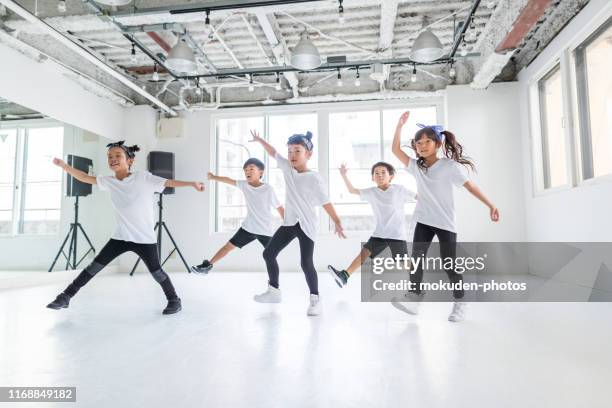 kindertänzer tanzen in einem tanzstudio - hip hop dance stock-fotos und bilder