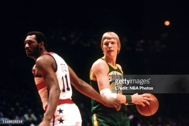 Jack Sikma of the Seattle SuperSonics looks to pass against the Washington Bullets during Game Two of the NBA Finals on May 25, 1978 at the Capital...