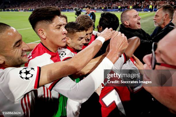 Quincy Promes of Ajax celebrates 1- with Hakim Ziyech of Ajax, Edson Alvarez of Ajax, Dusan Tadic of Ajax, Joel Veltman of Ajax, David Neres of Ajax...