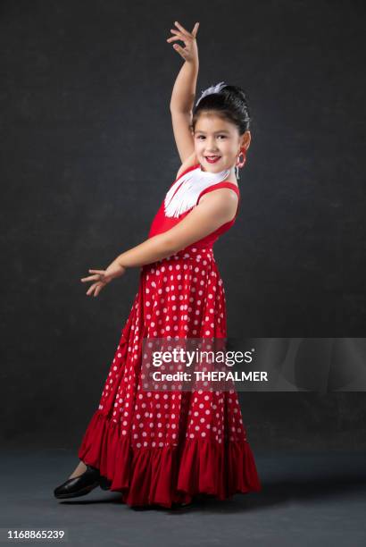 niña bailando flamenco - flamenco dancing fotografías e imágenes de stock