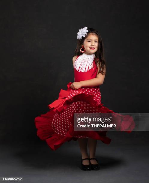 kleines mädchen tanzen flamenco - flamencos stock-fotos und bilder