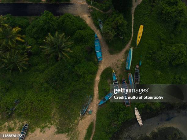 abandoned boats near chethy beach,aalapuzha - laguna de kerala - fotografias e filmes do acervo