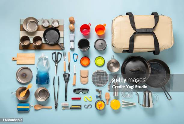 camping equipment knolling style - cooking utensil stockfoto's en -beelden