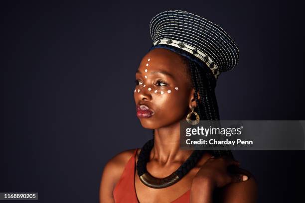 她的遺產留在她的心裡 - african tribal face painting 個照片及圖片檔