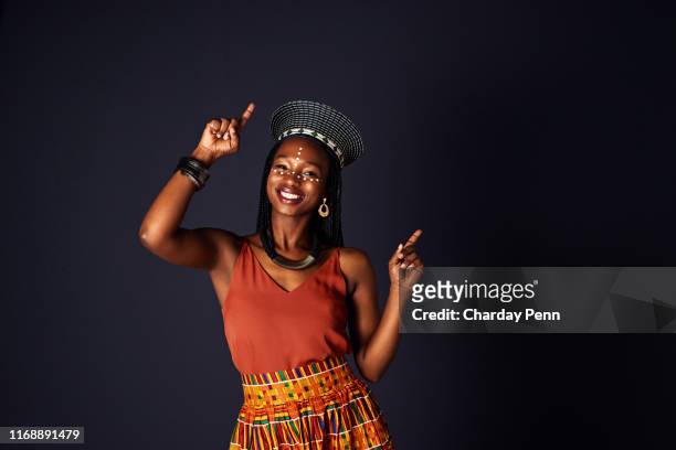 dance is een universele taal - zulu women stockfoto's en -beelden