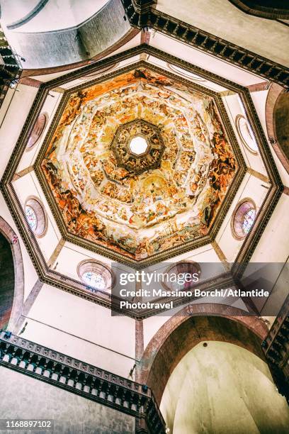 cattedrale (cathedral) di santa maria del fiore, the dome - cúpula sobre tejado fotografías e imágenes de stock