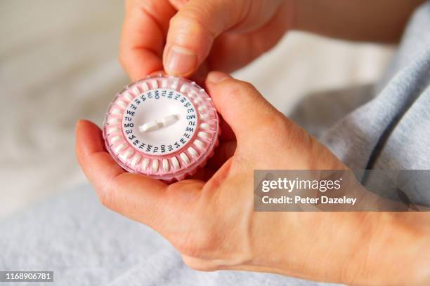 woman holding hrt pill dispensor - hrt pill 個照片及圖片檔