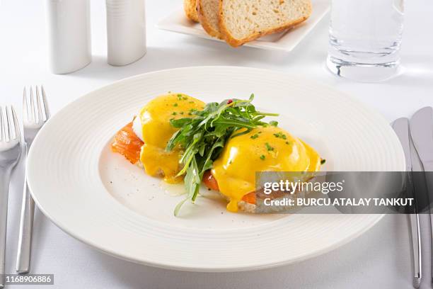 eggs royale - gepocheerd stockfoto's en -beelden