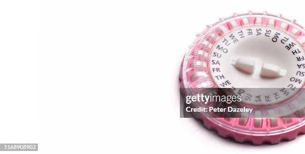 hrt pills in pink calendar dispenser pill box - hrt pill - fotografias e filmes do acervo