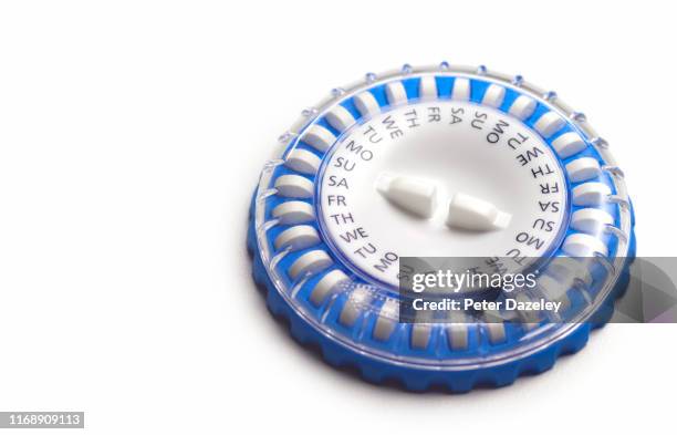 hrt pills in blue calendar dispenser pill box - progesterone photos et images de collection