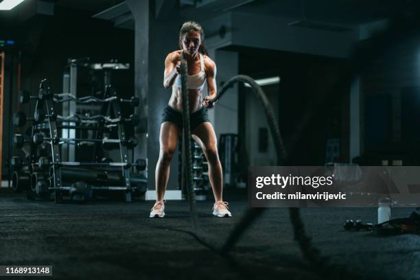 battle rope workout op cross training - tough lady stockfoto's en -beelden