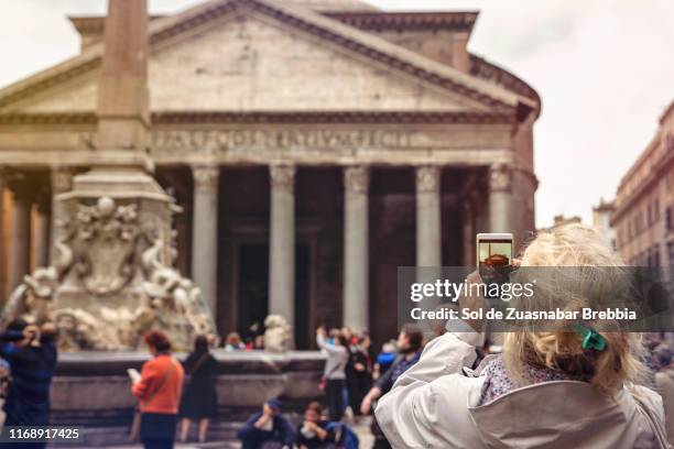 senior lady photographing the pantheon in piazza della rotonda in rome - stadt personen rom herbst stock-fotos und bilder