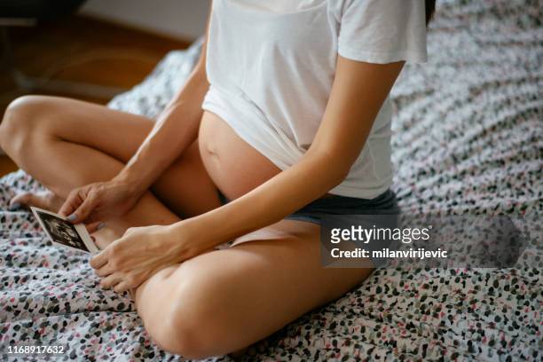 nahaufnahme der schwangeren frau und erwartet baby - uneben stock-fotos und bilder