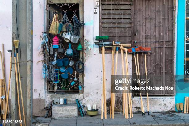Selling Household Items In The Sidewalk Santa Clara Villa Clara Cuba, Stock-Foto