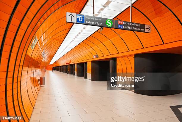 empty marienplatz metrostation, münchen, duitsland - marienplatz stockfoto's en -beelden
