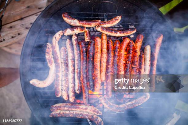 cuisine - grillades au charbon de bois - saucisses stock pictures, royalty-free photos & images