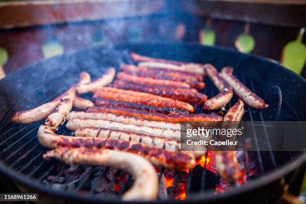 cuisine - grillades au charbon de bois - saucisses stock pictures, royalty-free photos & images