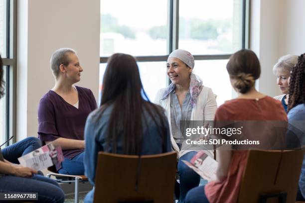 mujeres que participan en el grupo de apoyo - cancer group therapy fotografías e imágenes de stock