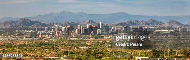 鳳凰城和斯科茨代爾城市全景天際線在亞利桑那州美國 - phoenix arizona 個照片及圖片檔