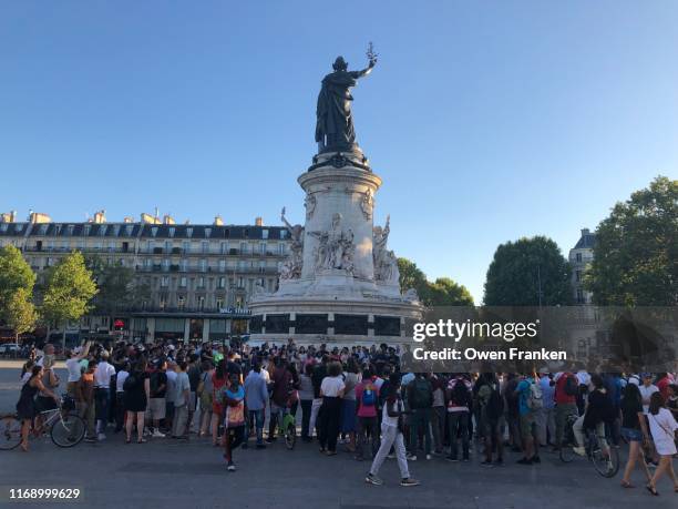 people jam dancing in the place de la republique, paris - place de la republique paris fotografías e imágenes de stock