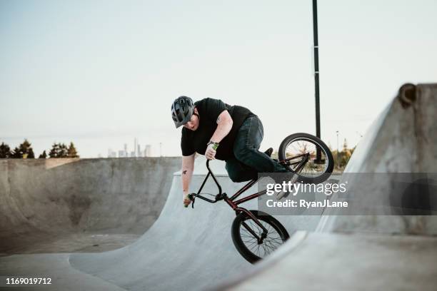 成人女子bmx自行車騎手在斜坡公園 - half pipe 個照片及圖片檔