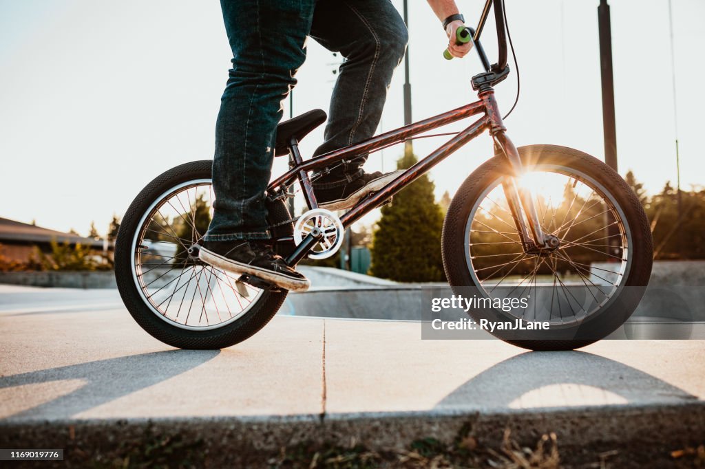 Adult Woman BMX Bike Rider en Ramp Park