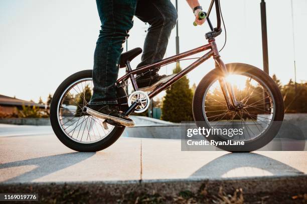 volwassen vrouw bmx fiets rider bij ramp park - crossfietsen stockfoto's en -beelden