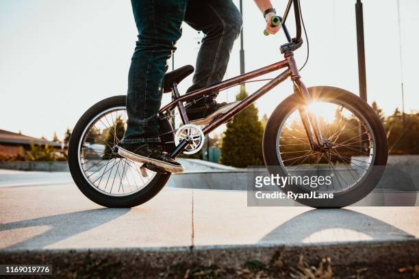 成人女子bmx自行車騎手在斜坡公園 - bmx cycling 個照片及圖片檔
