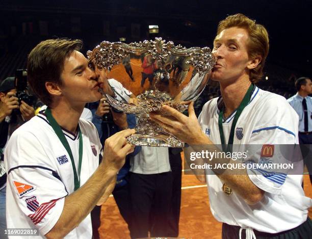 La paire de double australien Todd Woodbridge et Mark Woodforde embrassent, le 05 décembre 1999 à Nice, le trophée de la Coupe Davis de tennis...