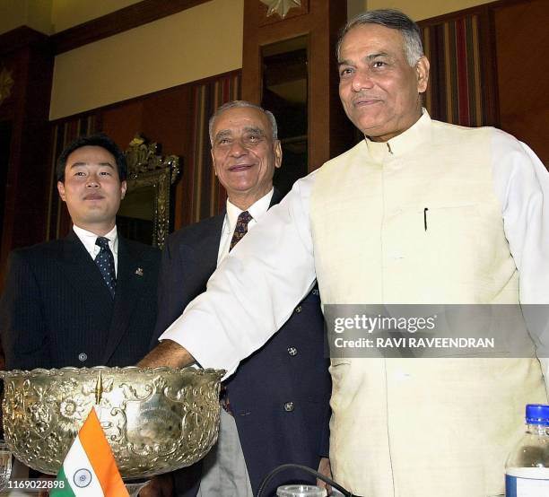 Indian Finance Minister Yashwant Sinha draws lots in New Delhi 06 April 2000 to decide the order of matches in the forthcoming Davis Cup tennis tie...