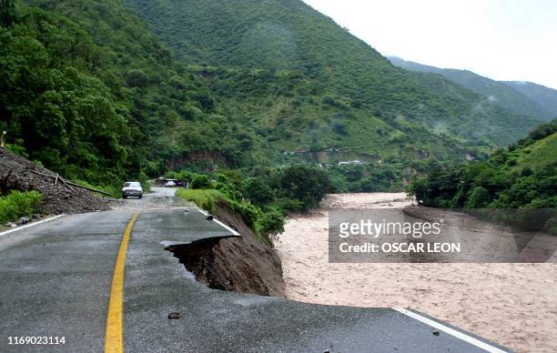 Una ruta se ve seriamente afectada el 06 de octubre de 2005 despues del pasaje de la tormenta tropical Stan por la zona fronteriza con Guatemala en...