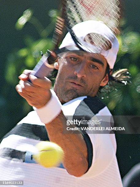 Brazilian tennis player, Fernando Meligeni in action during the 5th and final game in the quarter finals of the Davis Cup, 09 April 2000, in Rio de...
