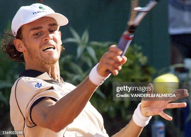 Brazilian tennis player, Gustavo Kuerten, in action during a game for the Davis Cup, 07 April 2000, in Rio de Janeiro, Brazil. El tenista brasileno,...