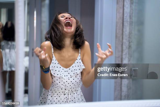 mujer enojada gritando al espejo y llorando - chillar fotografías e imágenes de stock