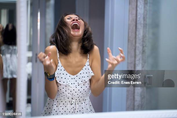 donna arrabbiata che grida allo specchio e piange - gridare foto e immagini stock