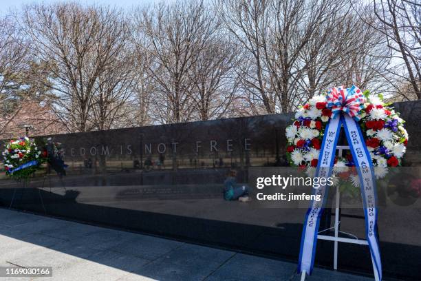 "vrijheid is niet gratis" bij korean war veterans memorial in washington, dc - korean war memorial stockfoto's en -beelden