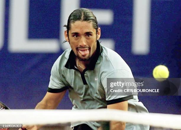 The Chilaen, Marcelo Rios runs for the ball in a game against Czech, Bohdan Ulihrach, during the second set of the game in Santiago, Chile, 29...