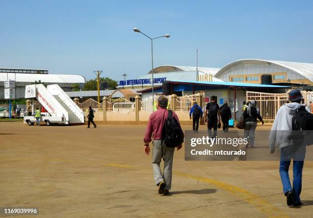 passengers arrive at juba airport, juba, south sudan - juba stock pictures, royalty-free photos & images